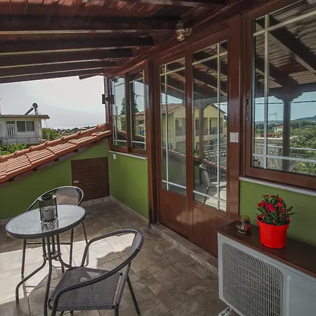 Takis' Attic شقة *